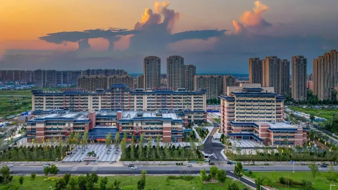 守正創(chuàng)新筑“醫(yī)”心 外墻為筆繪岐黃——寶潤達(dá)以品質(zhì)工程助力河南中醫(yī)藥大學(xué)第一附屬醫(yī)院東院區(qū)煥新啟航